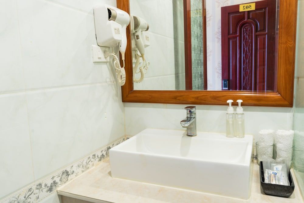 Nhu Y 2 Hotel Superior Room 6