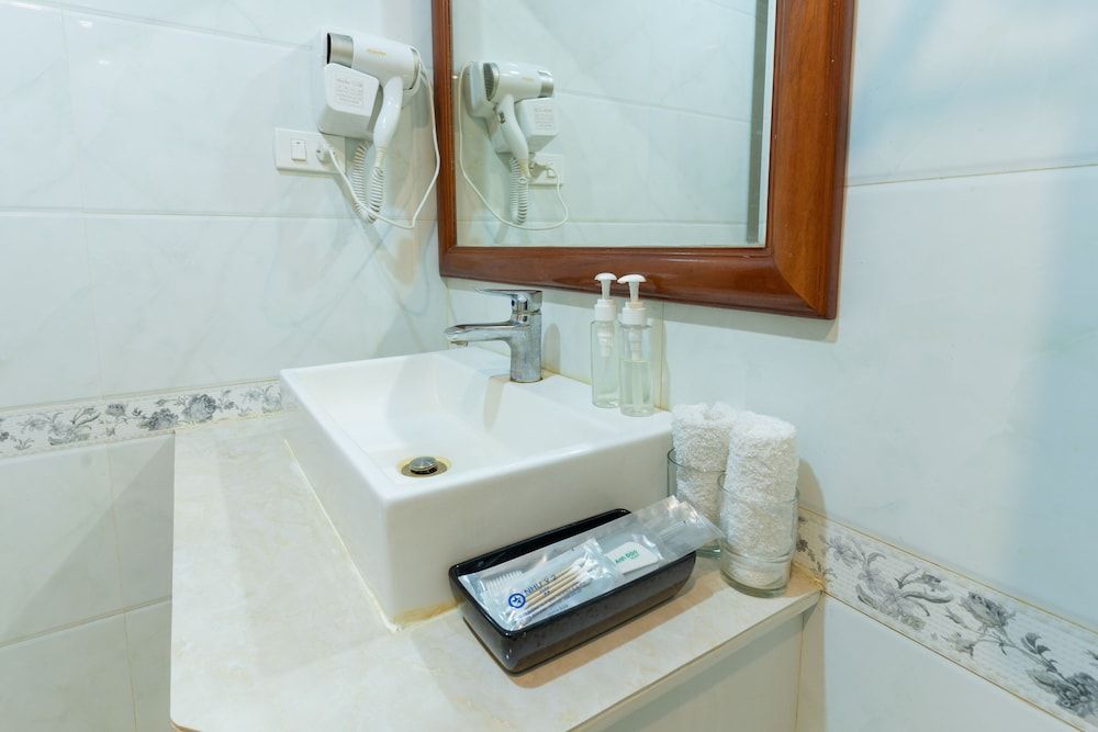 Nhu Y 2 Hotel Superior Room 9