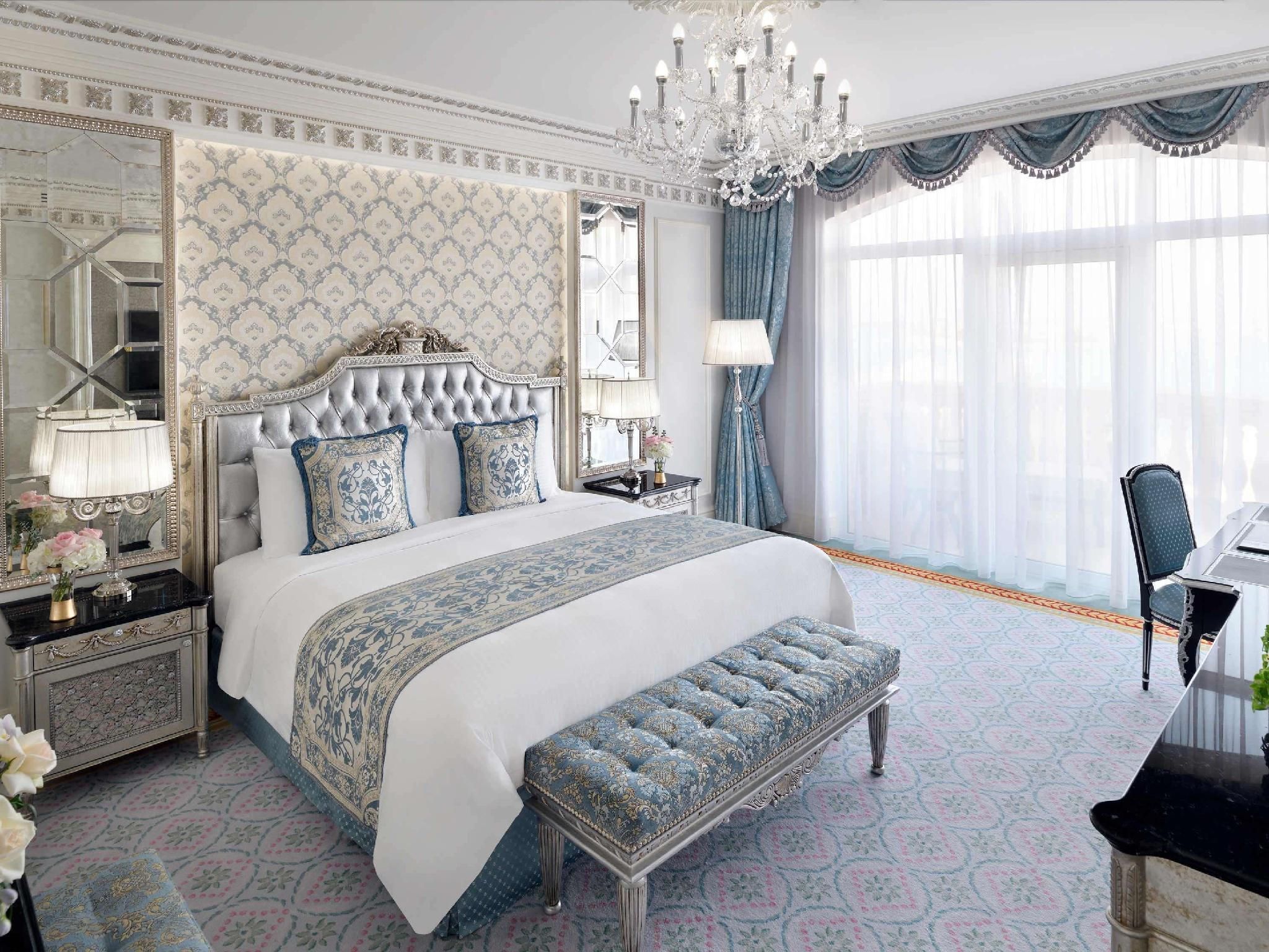 Signature Suite Ocean With Balcony and Club Lounge Access