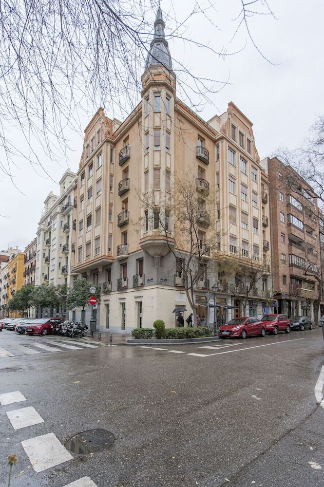 undefined Chamberi Deluxe II 2