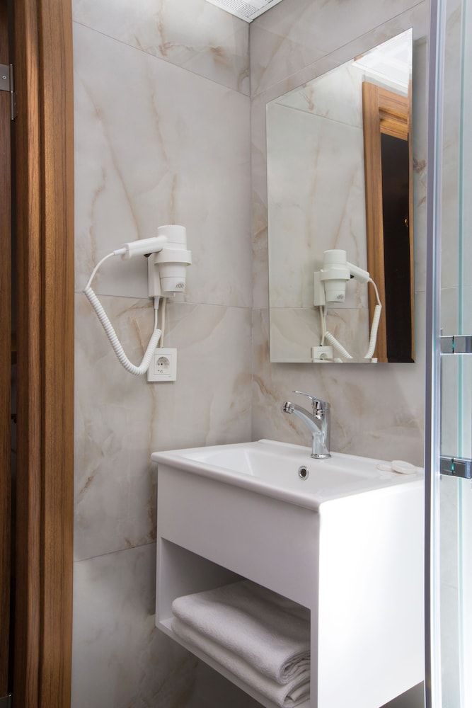 Golden Street Hotel Deluxe Triple Room 16