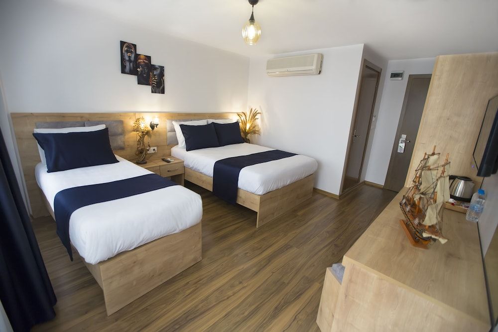 Golden Street Hotel Deluxe Triple Room 9