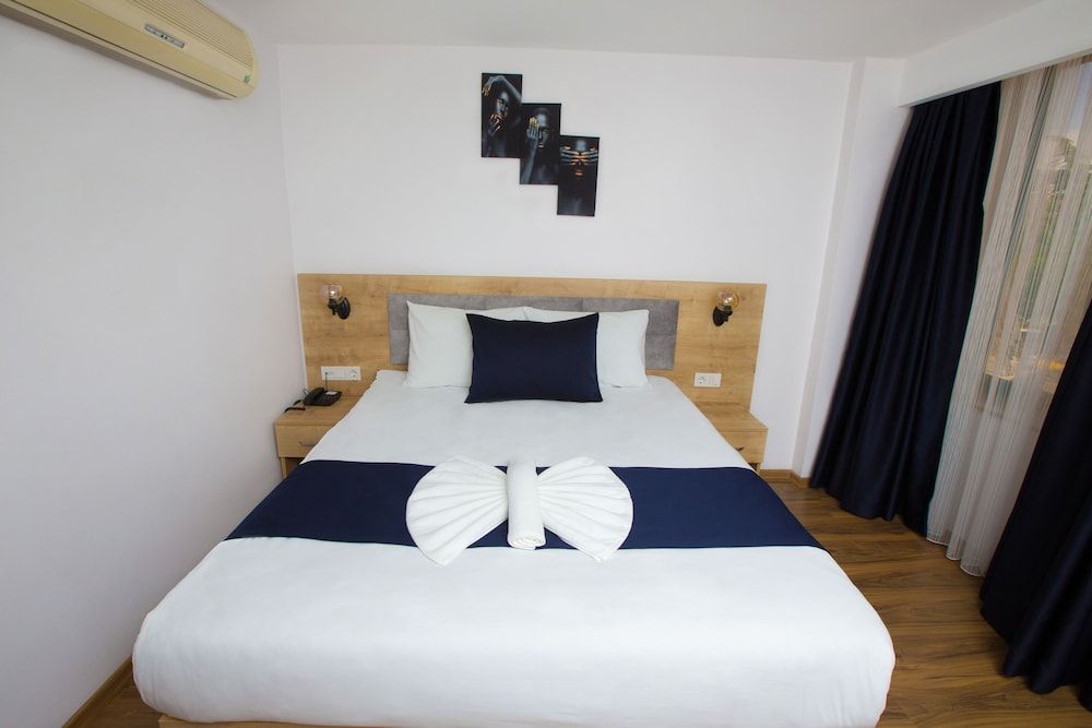 Golden Street Hotel Deluxe Double or Twin Room 8