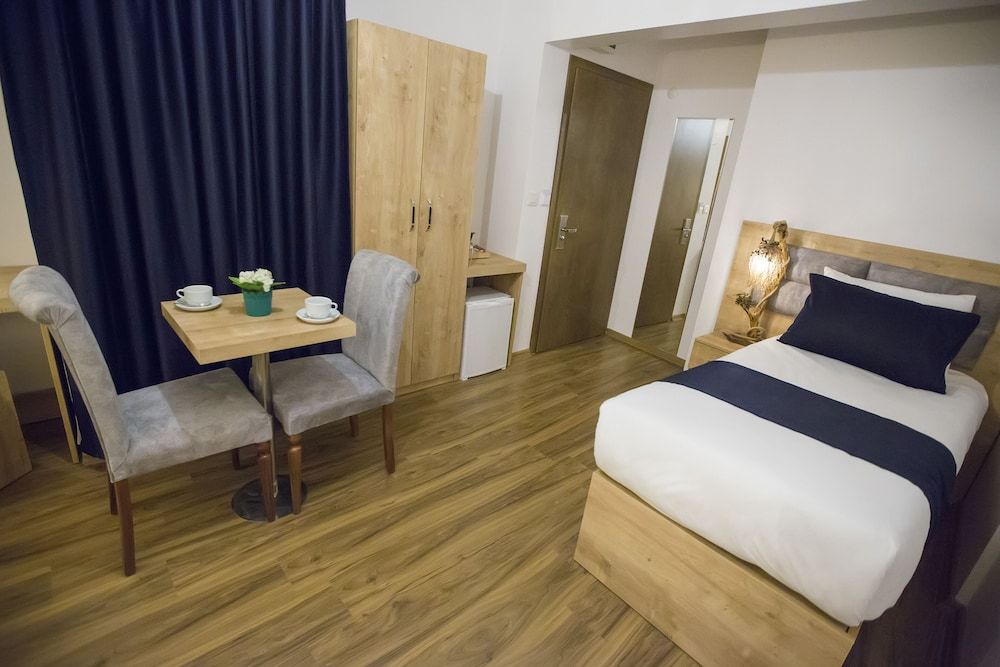 Golden Street Hotel Economy Triple Room 6