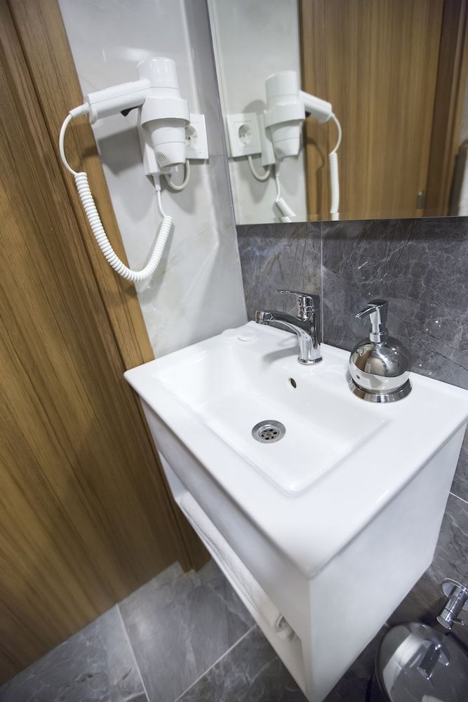 Golden Street Hotel Deluxe Triple Room 20