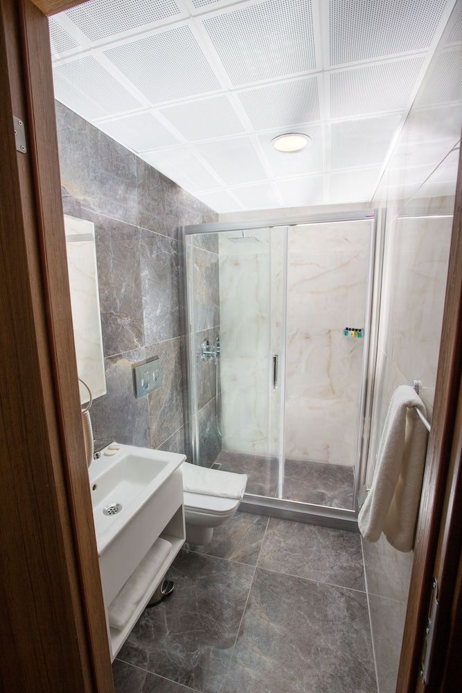 Golden Street Hotel Deluxe Triple Room 13