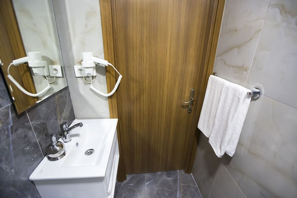 Golden Street Hotel Deluxe Triple Room 25