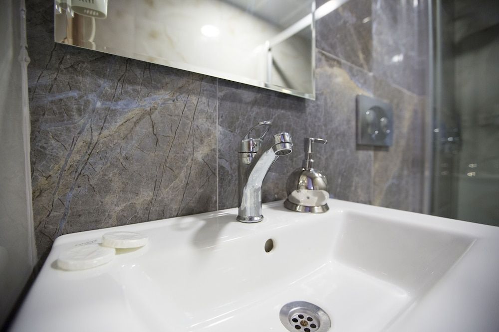 Golden Street Hotel Deluxe Triple Room 21