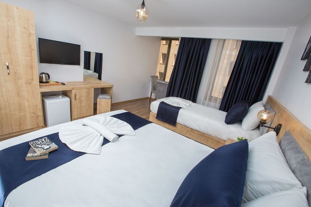 Golden Street Hotel Deluxe Triple Room 2