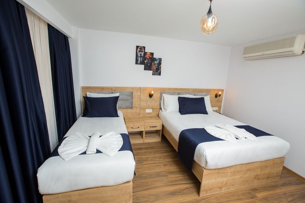 Golden Street Hotel Deluxe Triple Room 4