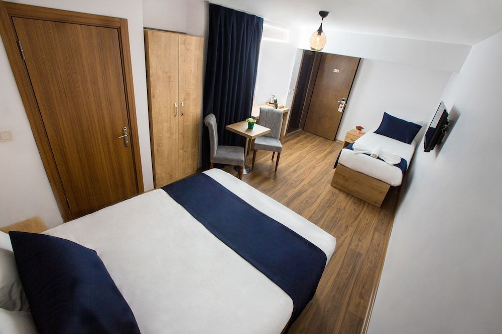 Golden Street Hotel Economy Triple Room 2