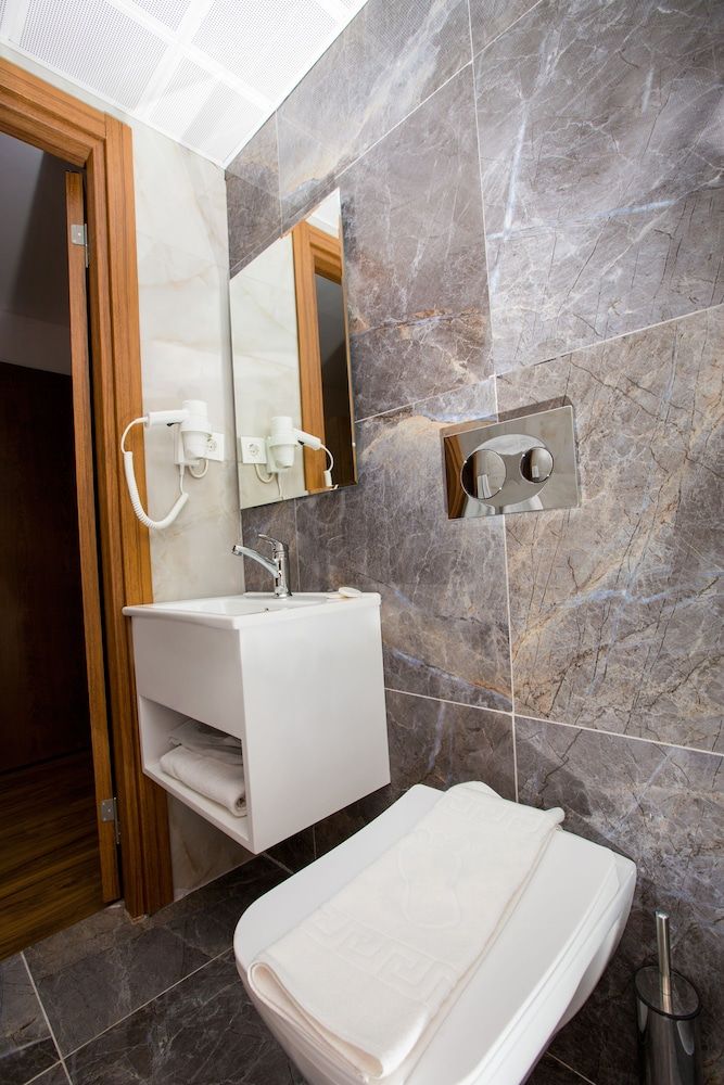 Golden Street Hotel Deluxe Triple Room 12