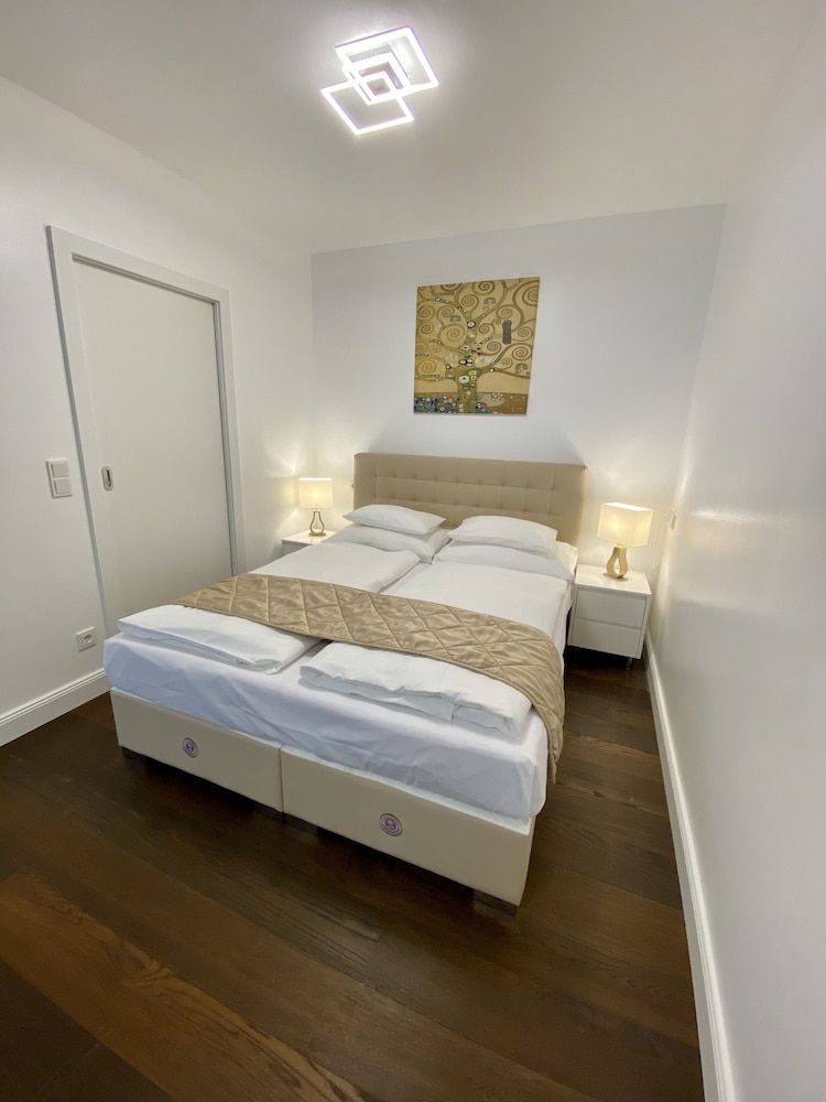 Steiner Residences Vorgartenstrasse Premium Studio, 1 Queen Bed, Balcony, Courtyard Area 2