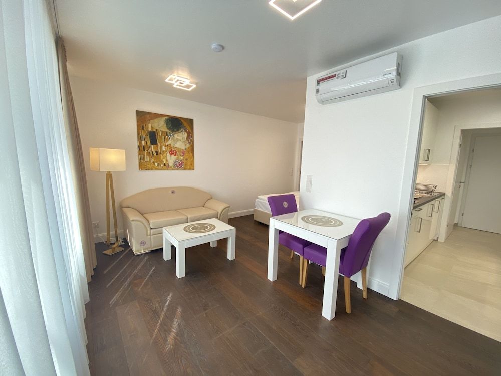 Steiner Residences Vorgartenstrasse Premium Studio, 1 Queen Bed, Balcony, Courtyard Area 8