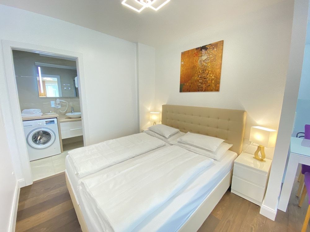 Steiner Residences Vorgartenstrasse Premium Studio, 1 Queen Bed, Balcony, Courtyard Area 4