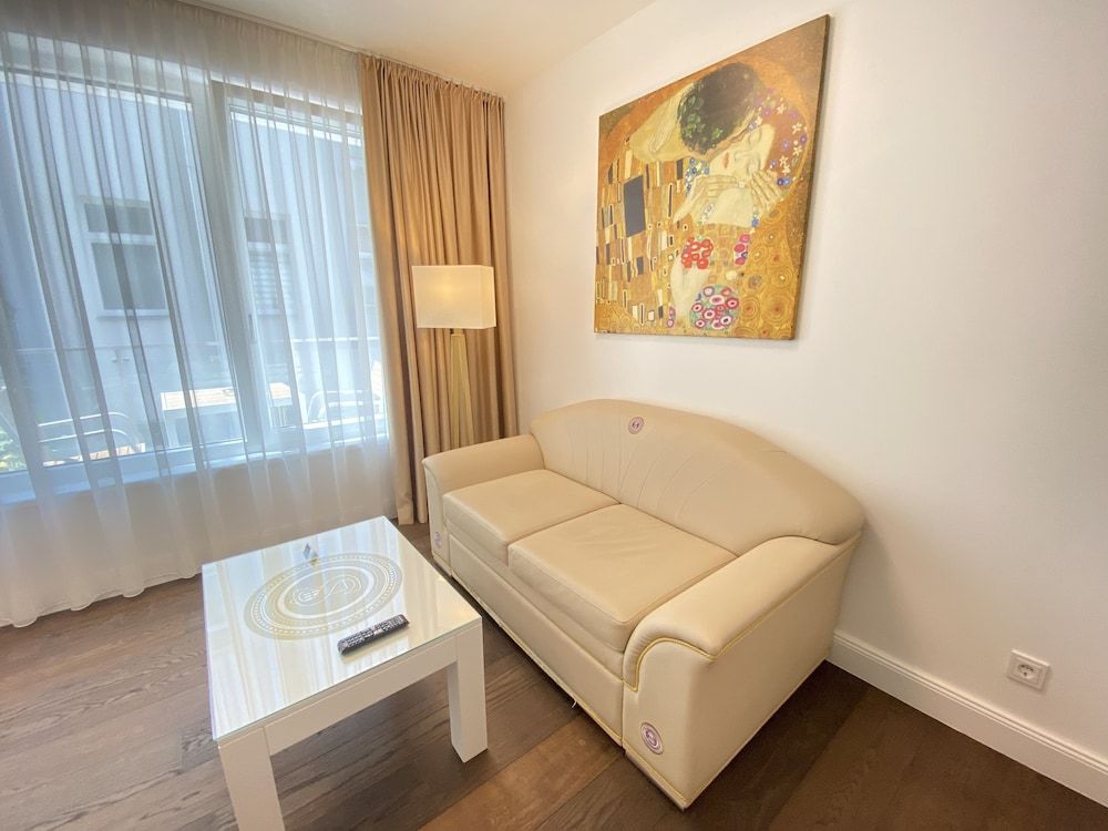 Steiner Residences Vorgartenstrasse Premium Studio, 1 Queen Bed, Balcony, Courtyard Area 9