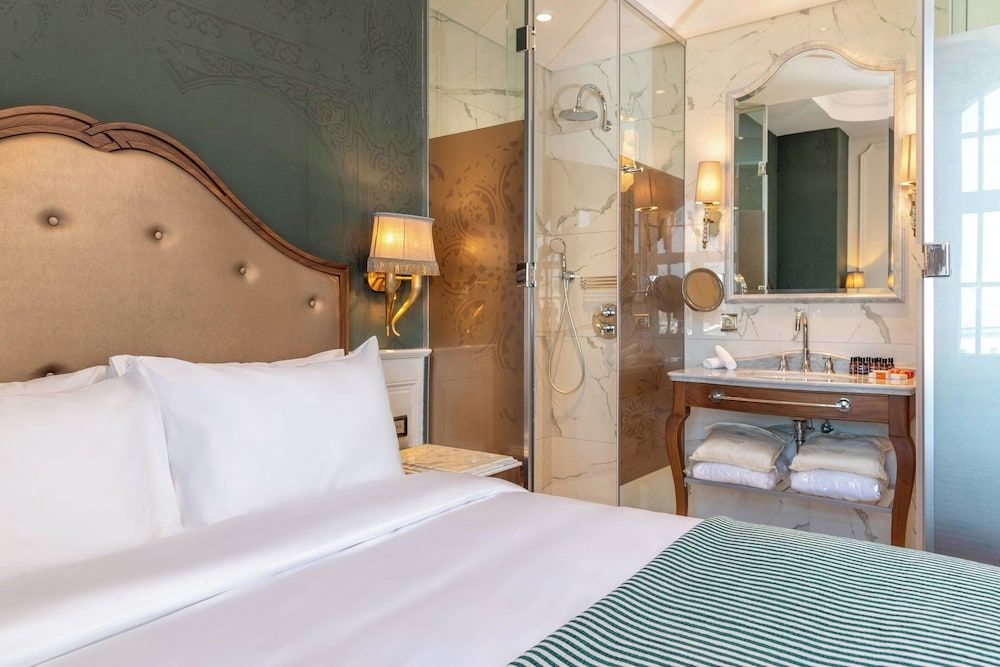 Orientbank Hotel Istanbul, Autograph Collection Deluxe Room, 1 King Bed 3
