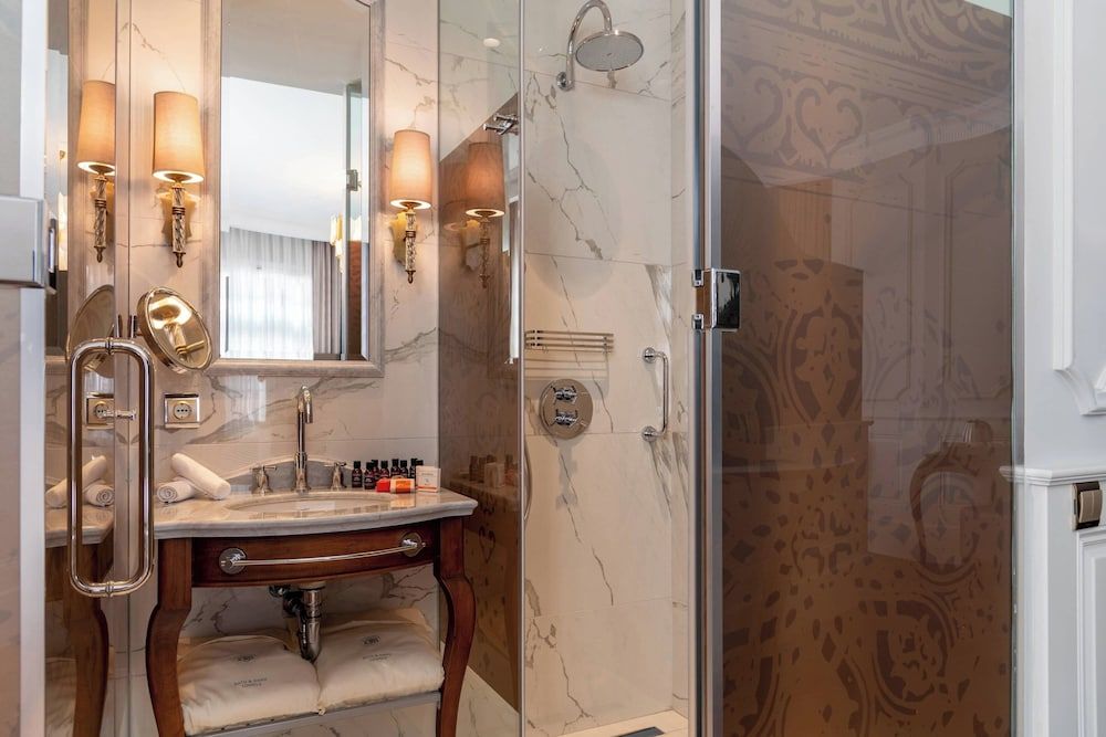 Orientbank Hotel Istanbul, Autograph Collection Deluxe Room, 1 King Bed 6