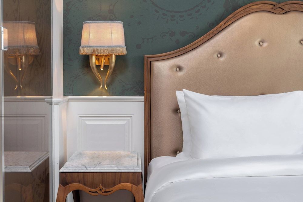 Orientbank Hotel Istanbul, Autograph Collection Deluxe Room, 1 King Bed 4