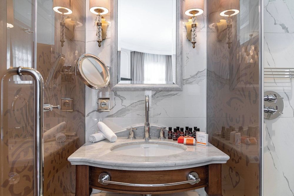 Orientbank Hotel Istanbul, Autograph Collection Deluxe Room, 1 King Bed 10