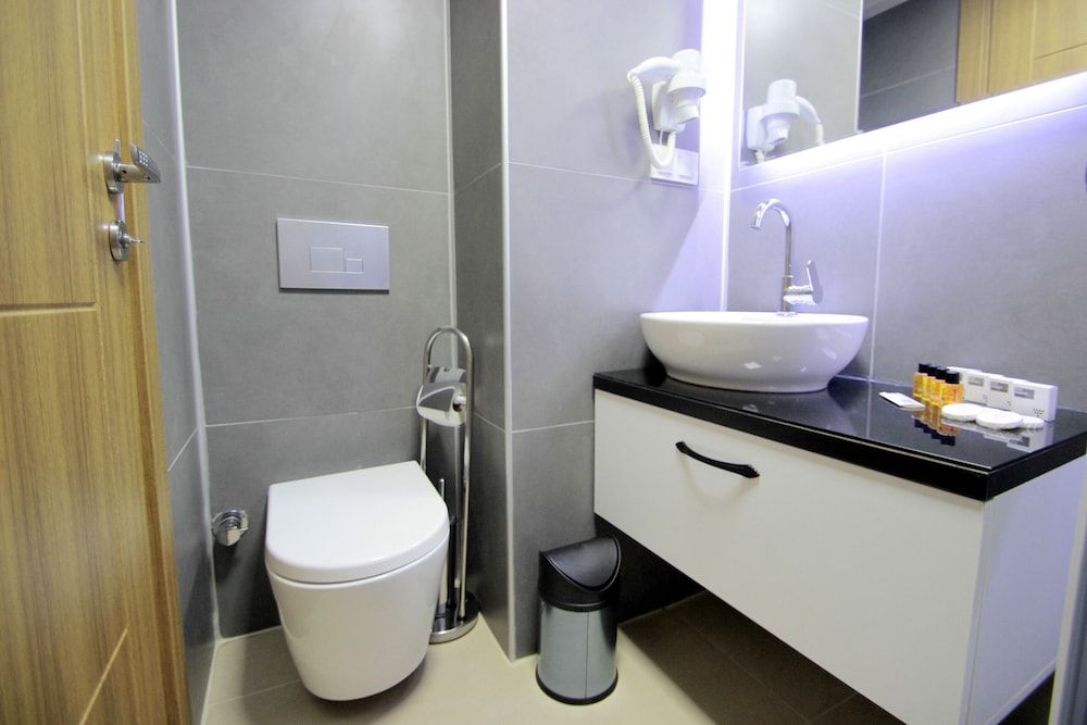 Hira Hotel Deluxe Double or Twin Room, Park View 8