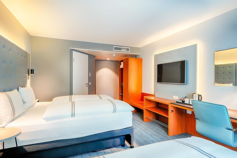 Premier Inn Frankfurt City Europaviertel Standard Triple Room 2