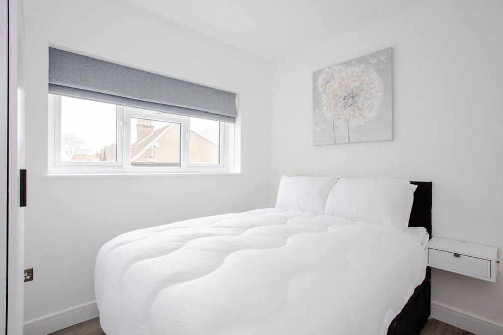undefined Designer 2 Bedroom Apartment in West London 7