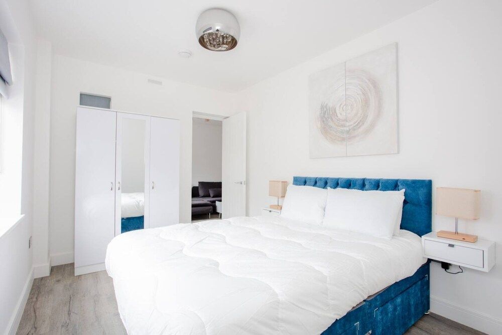 undefined Designer 2 Bedroom Apartment in West London 6