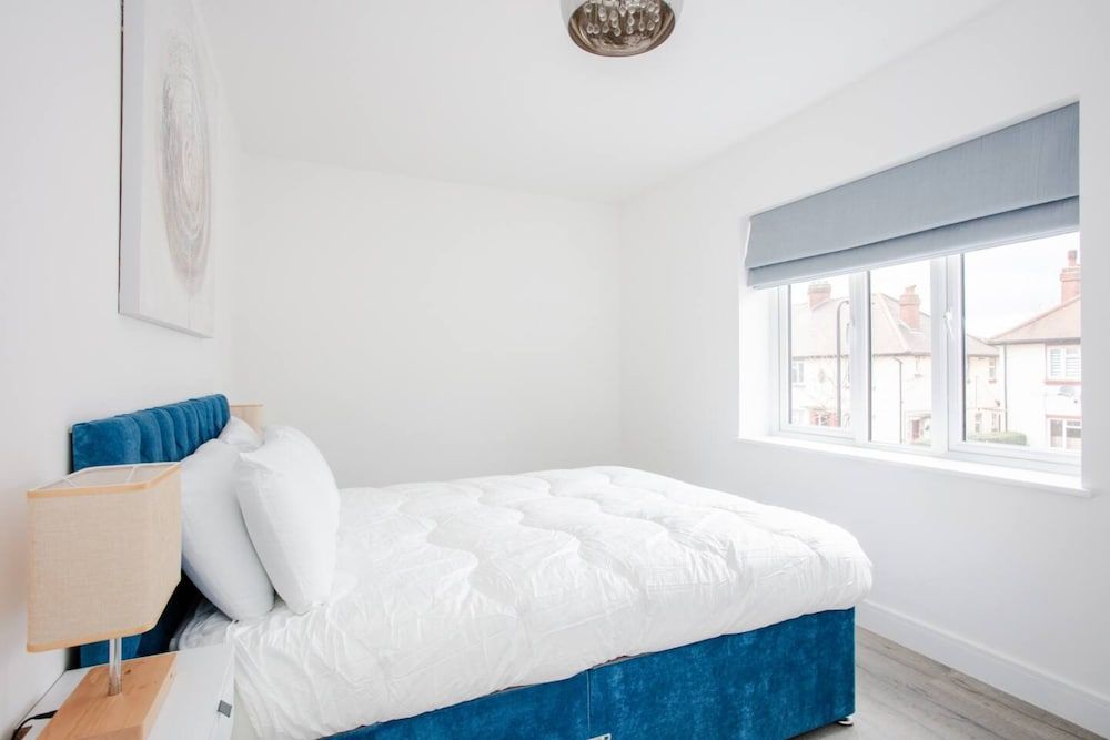 undefined Designer 2 Bedroom Apartment in West London 8