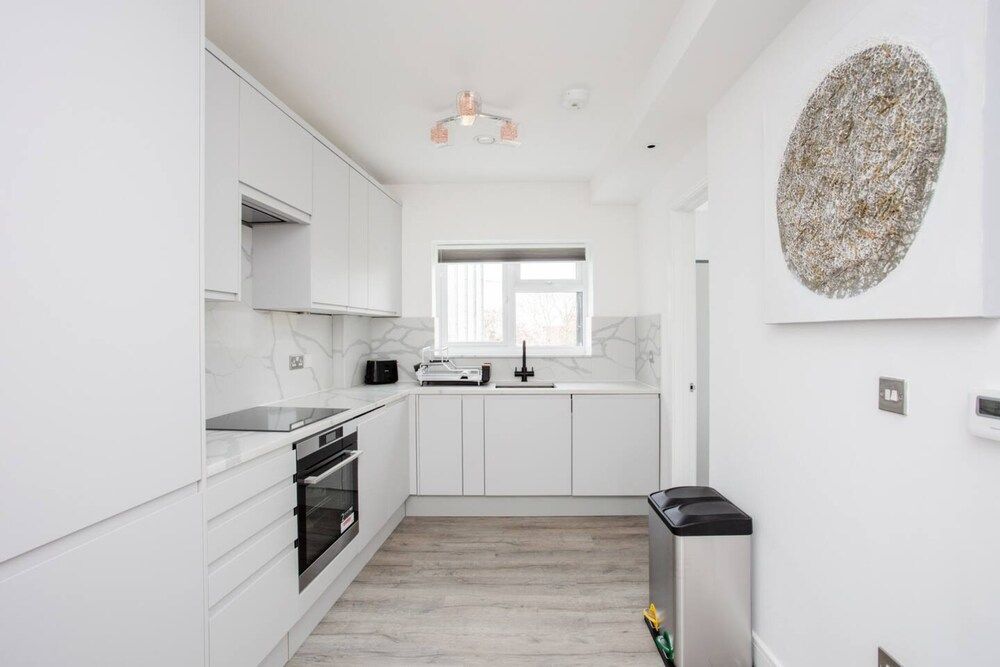 undefined Designer 2 Bedroom Apartment in West London 9