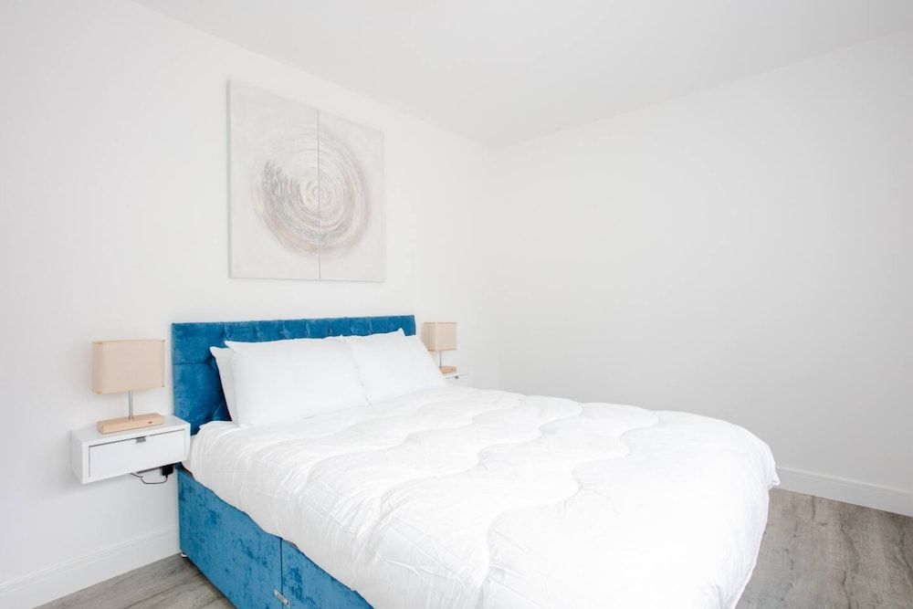 undefined Designer 2 Bedroom Apartment in West London 3