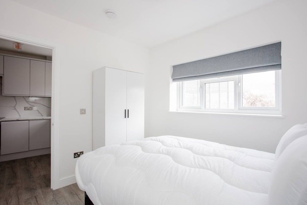 undefined Designer 2 Bedroom Apartment in West London 5