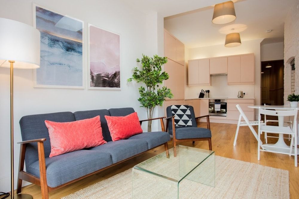 undefined Stylish & Modern 3 Bed Flat in NW London With Garden 2