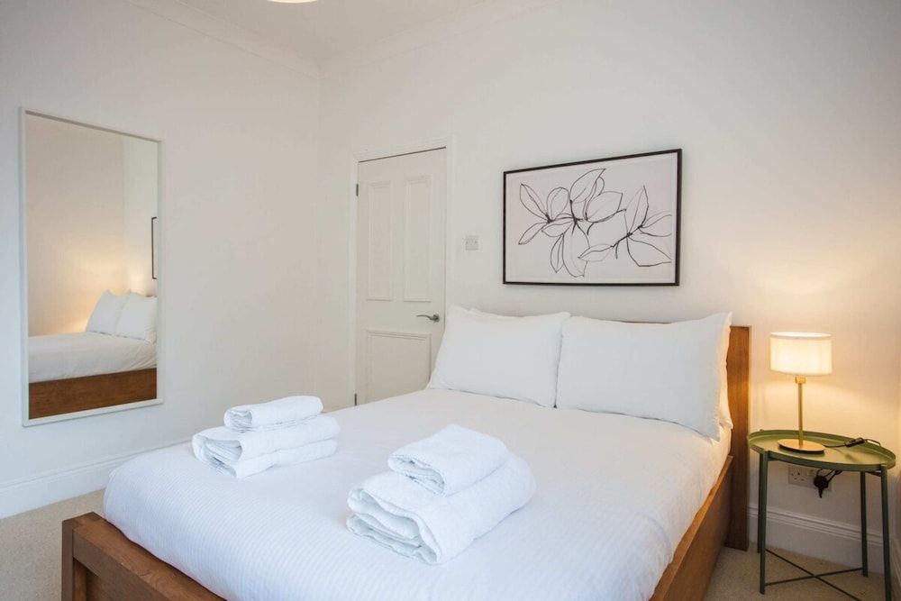 undefined Stylish & Modern 3 Bed Flat in NW London With Garden 5