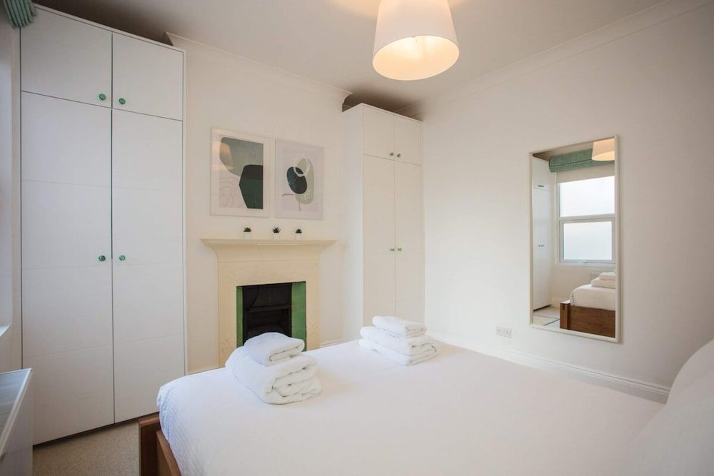 undefined Stylish & Modern 3 Bed Flat in NW London With Garden 4