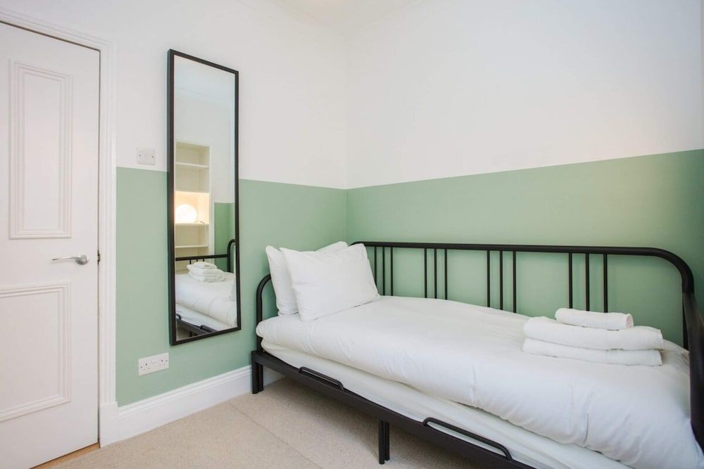 undefined Stylish & Modern 3 Bed Flat in NW London With Garden 8