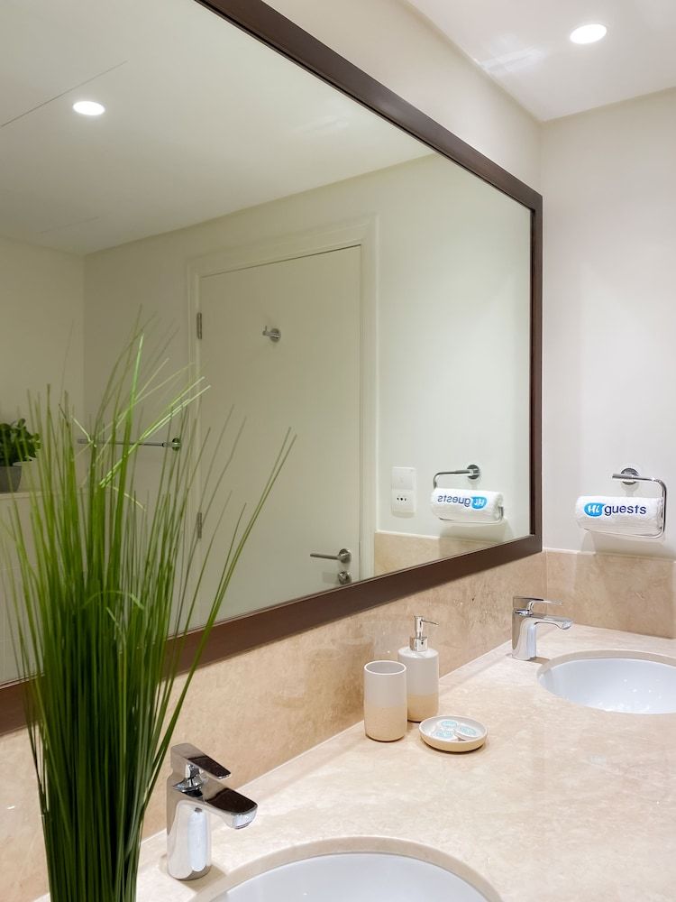 HiGuests - Boulevard Crescent Tower 2 Deluxe Apartment 14