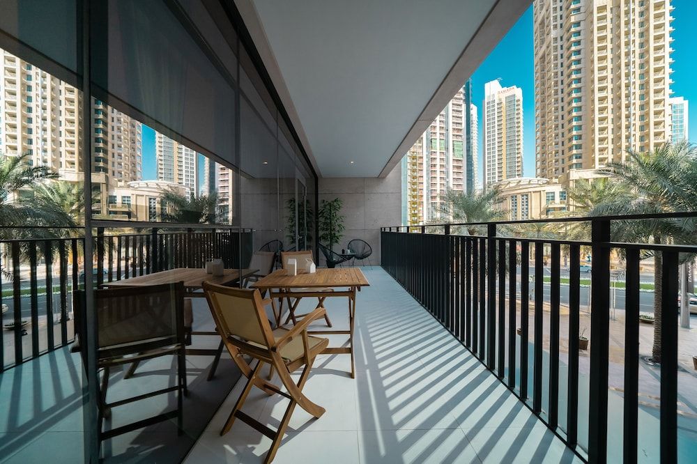 HiGuests - Boulevard Crescent Tower 2 Classic Apartment 8