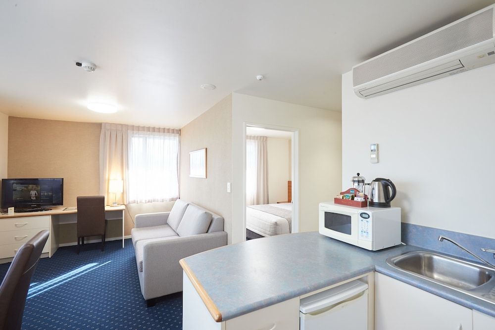 Ventura Inn & Suites Hamilton Standard Suite 5