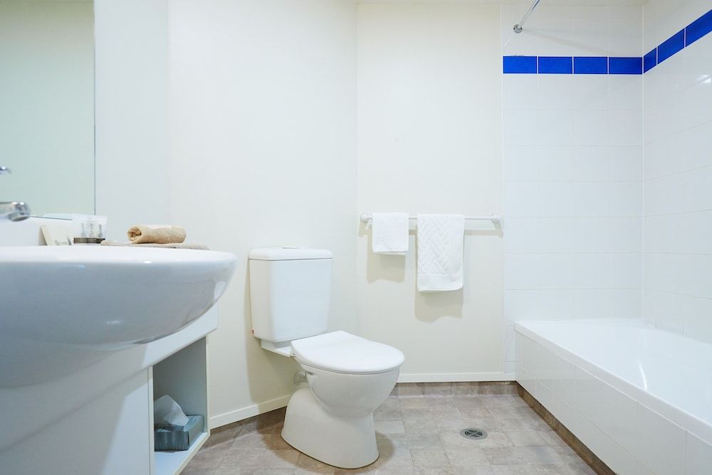 Ventura Inn & Suites Hamilton Standard Suite 3