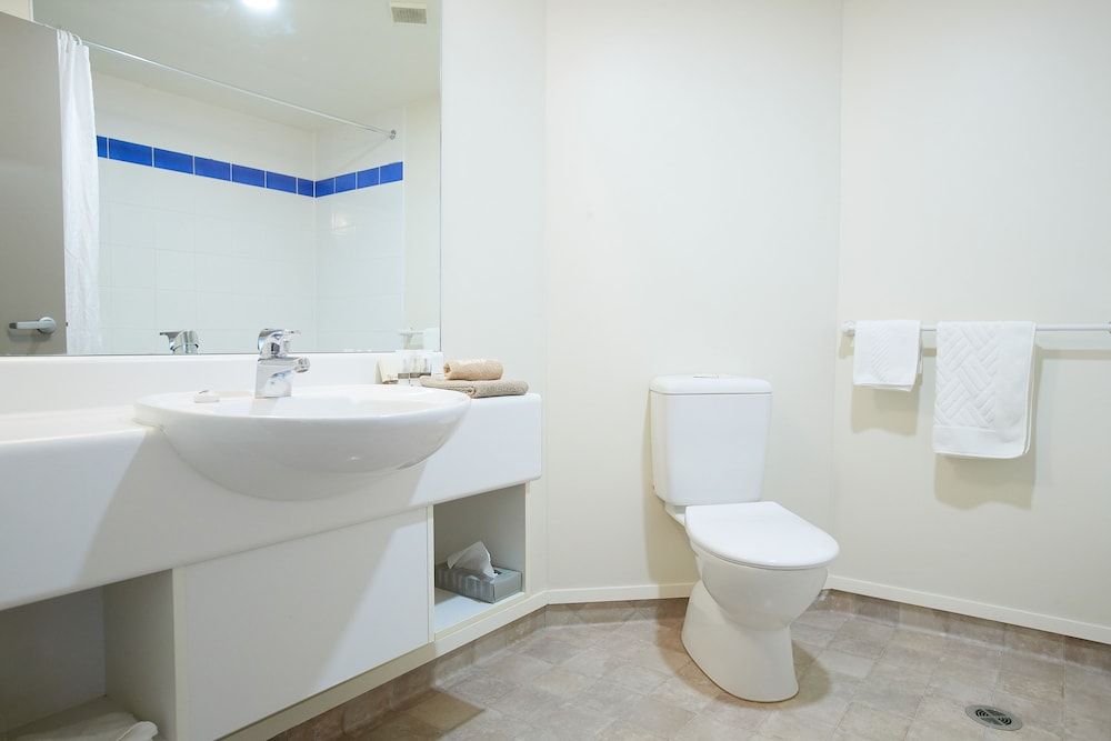 Ventura Inn & Suites Hamilton Standard Suite 2