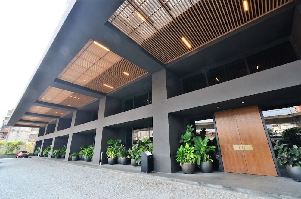 undefined EST Link to LRT KL Sentral Bangsar 4