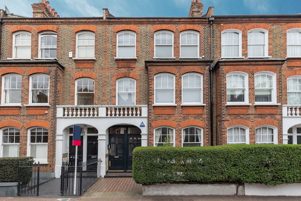 undefined JOIVY 2 Bed Flat With Garden Next to Battersea Park! 2