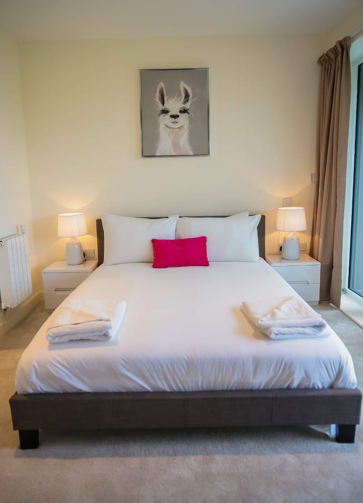 undefined Thames View 2 Bed Apartment With Balcony