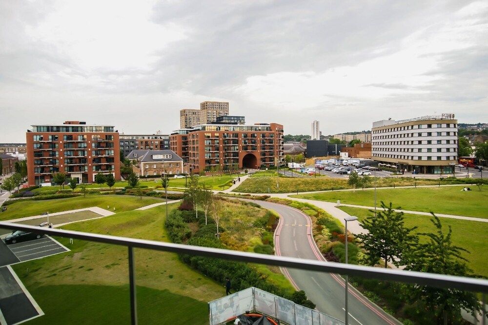 undefined Thames View 2 Bed Apartment With Balcony 3