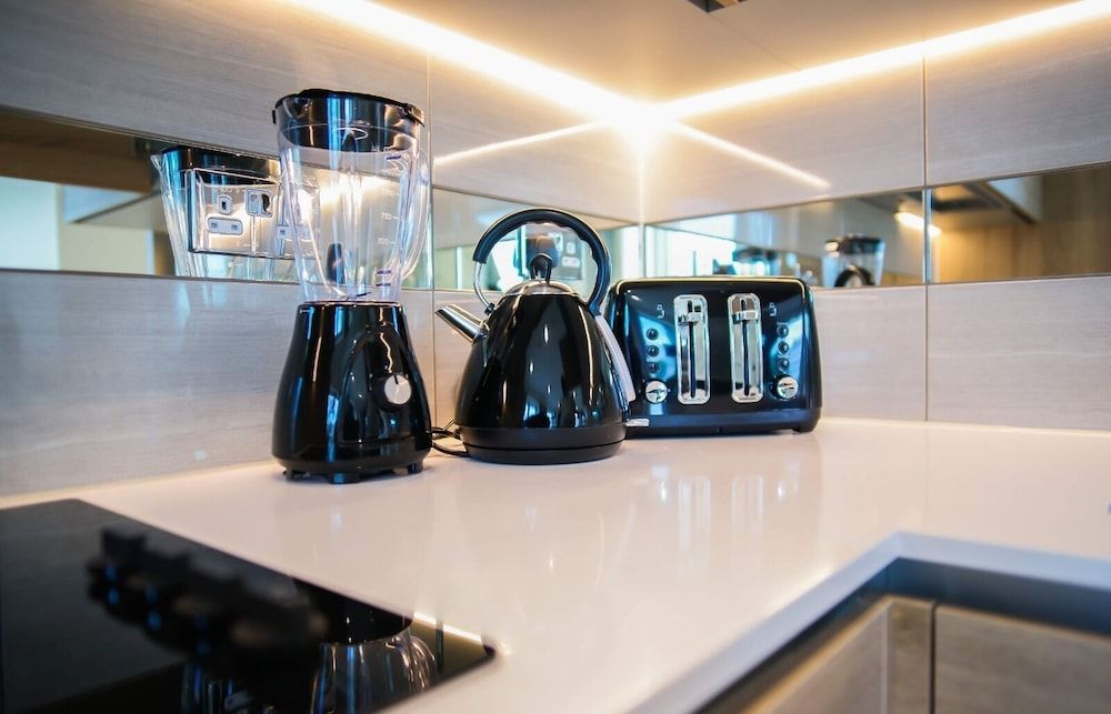 Thames View 2 Bed Apartment With Balcony Business Apartment 8