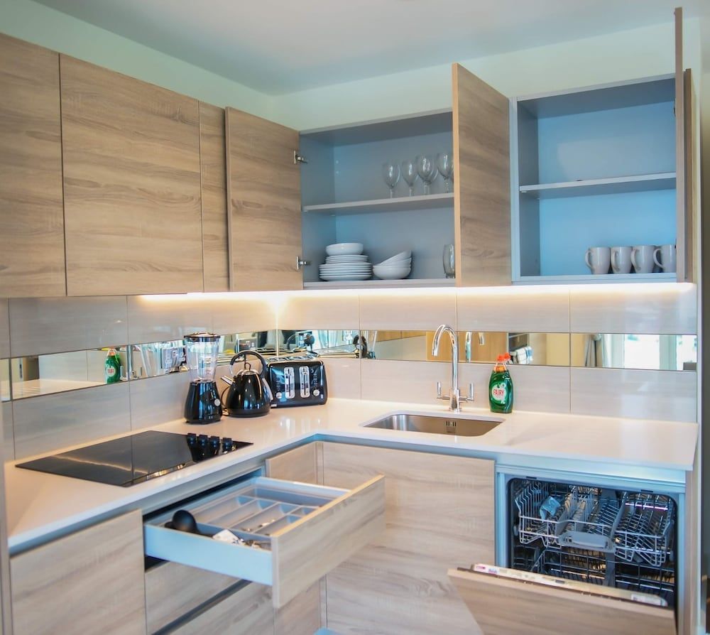 Thames View 2 Bed Apartment With Balcony Business Apartment 6