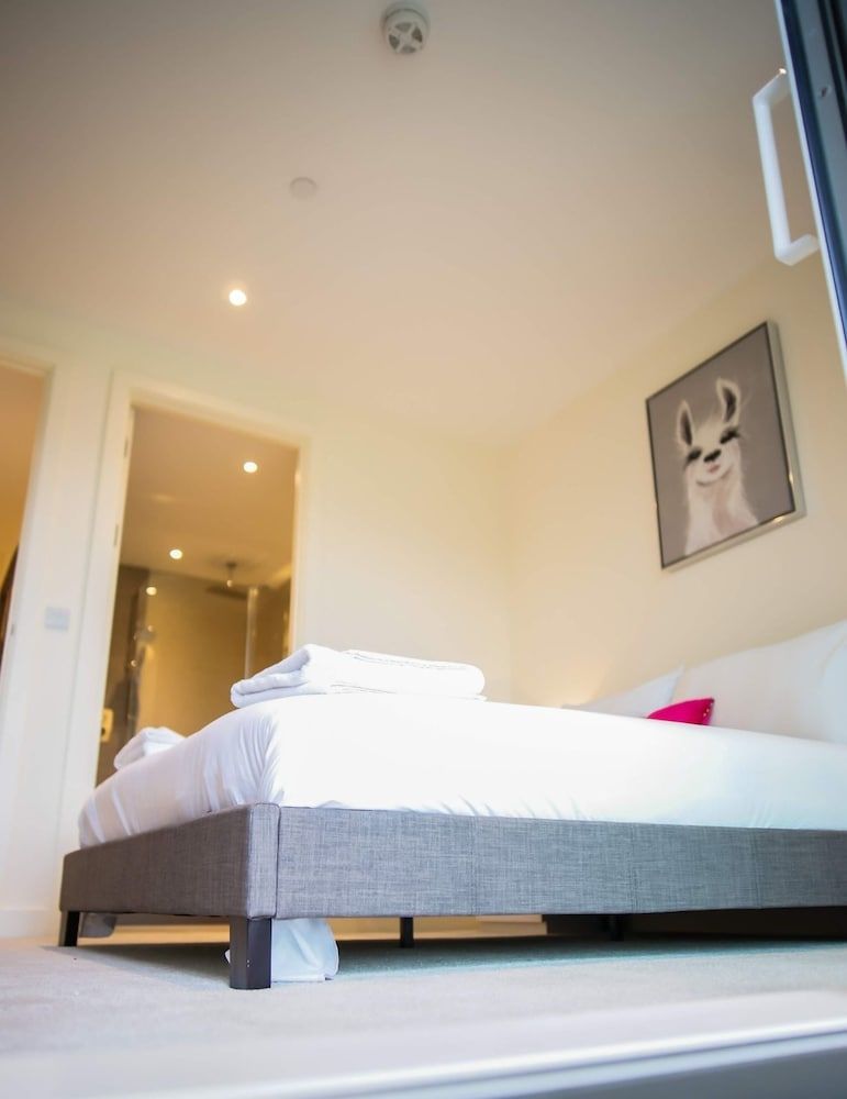 undefined Thames View 2 Bed Apartment With Balcony 5