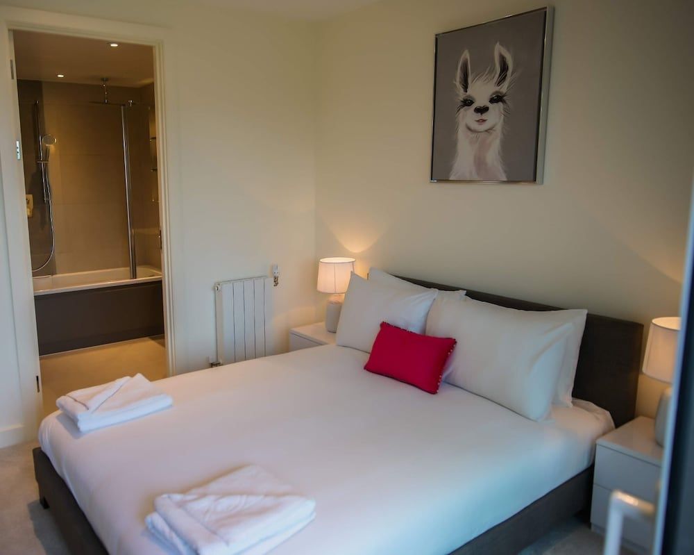 undefined Thames View 2 Bed Apartment With Balcony 8