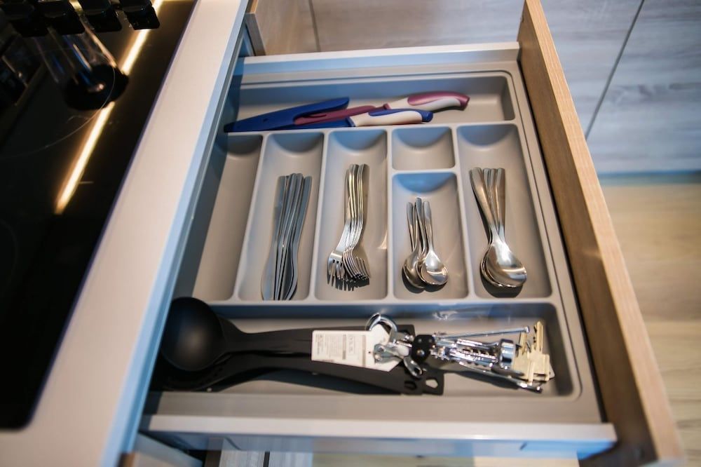 Thames View 2 Bed Apartment With Balcony Business Apartment 7